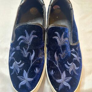 Kenneth Cole Alesy Blue Velvet Platform Slip-On Sneakers Floral Embroidered 7M